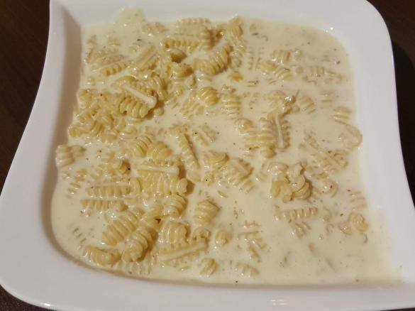 Nudeln mit schneller Sahne-Sauce (toll für Kinder)