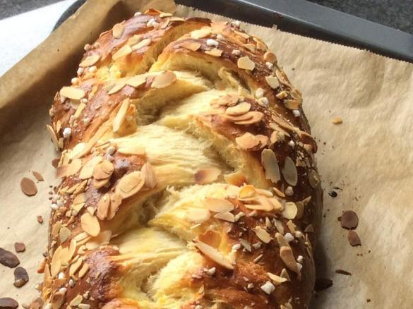 Butterweicher Osterkranz oder Zopf