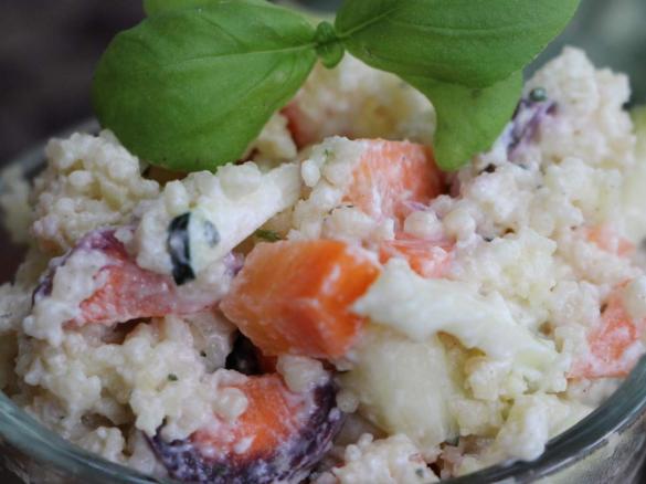 Couscous-Gemüse an Schmanddressing