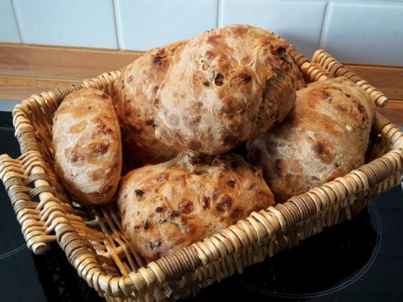 Bürli-Schwarzbier-Zwiebel-Schinken-Brot