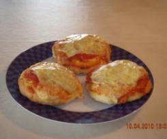 Salami-Fladen mit Käse überbacken