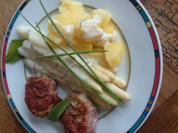 Variation von Schweinefilet im Schinkenmantel mit Spargel an Frischkäsesauce