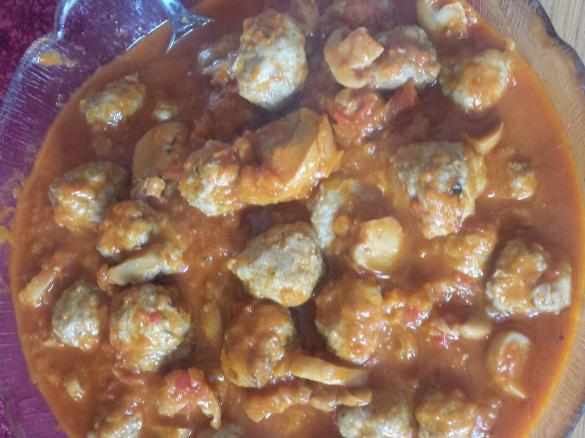 Hackfleischbällchen in Ajvar-Soße (Paprika-Soße)