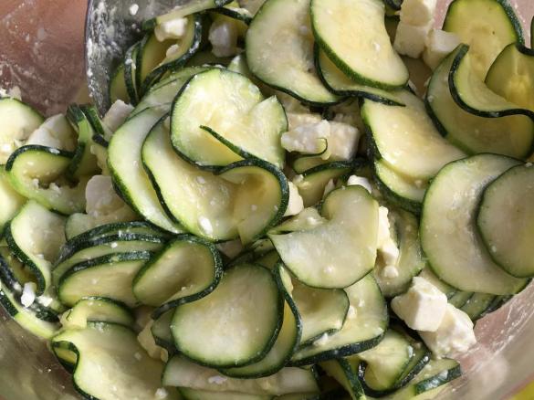 Zucchinisalat mit Schafskäse