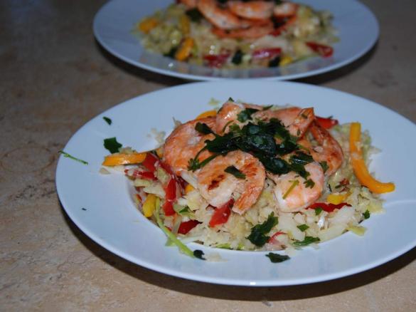 Asiatischer Spitzkohlsalat mit gebratenen Garnelen