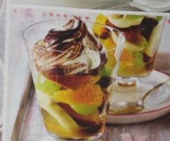 Früchtebecher mit Mascarpone-Schokohaube