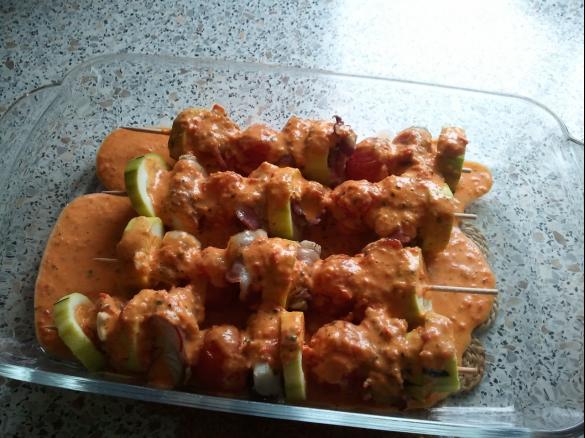 Fisch-Tomaten-Spieße mit Kartoffeln und Paprikasoße