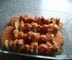 Fisch-Tomaten-Spieße mit Kartoffeln und Paprikasoße