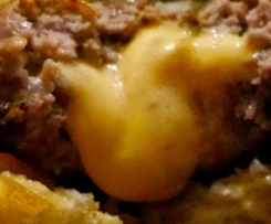 Burgerfrikadelle mit Käsekern